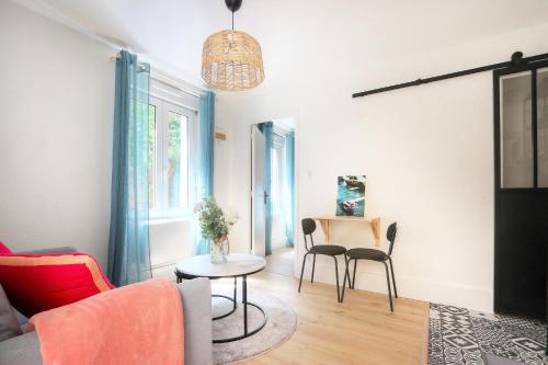 un salon avec un canapé et une table dans l'établissement Menorca, à Rennes