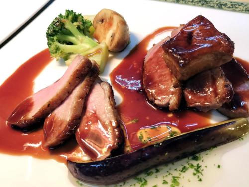 ホテルの敷地内または近くでの食事または食べ物