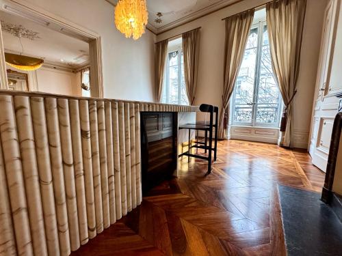Cette chambre est dotée d'un escalier avec une table et un lustre. dans l'établissement Le Palais de Verdun - 3 CH-6P - 140 m2, à Grenoble