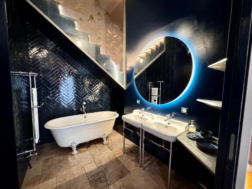 une salle de bain avec deux lavabos, une baignoire et un miroir dans l'établissement Le Palais de Verdun - 3 CH-6P - 140 m2, à Grenoble