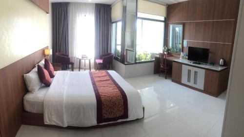 a hotel room with a bed and a television at KHÁCH SẠN SAO MAI in Cao Lãnh