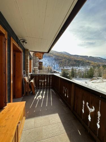 a balcony with a table and a view of the mountains at Chalet del Borgo in Le Bratte