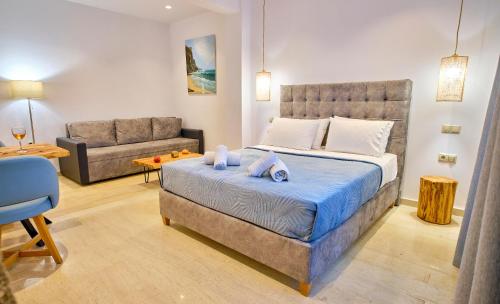 Postel nebo postele na pokoji v ubytování Sunflower Suites Gouvia Corfu