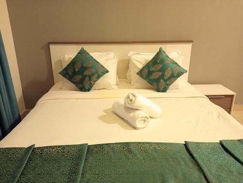 Postel nebo postele na pokoji v ubytování Hala Holiday Homes - Al Hamra Village, RAK