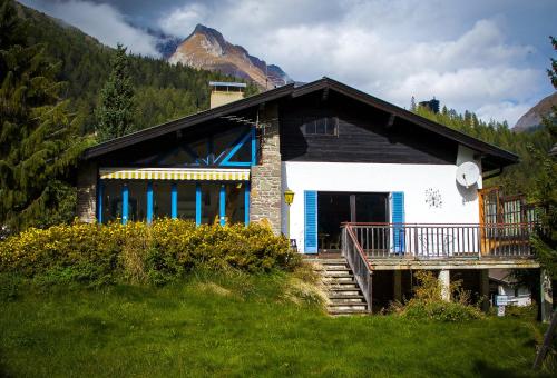 ein kleines Haus mit einem Berg im Hintergrund in der Unterkunft Villa Emilia in Kals am Großglockner