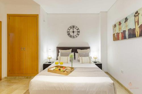 sypialnia z łóżkiem i tacą z owocami w obiekcie Living4Malaga The Secret Studio w Maladze