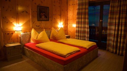 Un pat sau paturi într-o cameră la Villa Emilia