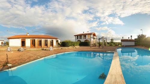 Bazén v ubytování Agriturismo Il Marrugio nebo v jeho okolí