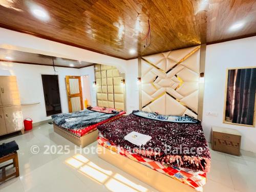 Postel nebo postele na pokoji v ubytování Hotel Chachoo Palace