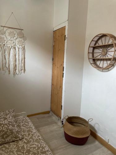une chambre avec un lit et un panier sur le mur dans l'établissement Maison De Charme a 2 min à pied du Canal du Midi, à Castelnaudary
