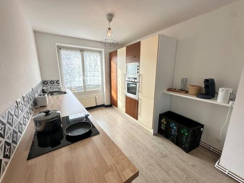 - une cuisine avec un comptoir dans une pièce dans l'établissement S Albert poulain T3 tout équipé proche Charleville, à Nouzonville