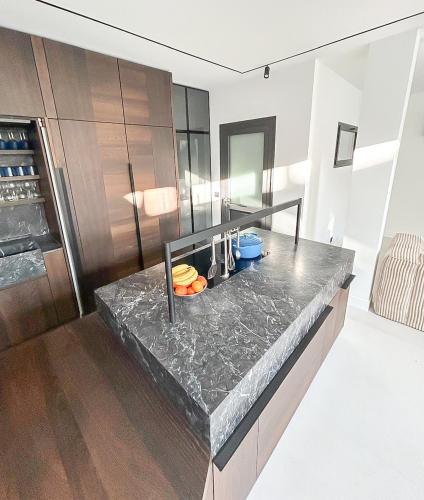 - une cuisine avec un plan de travail en granit dans l'établissement Villa Le Seize -Trouville-sur-mer, à Trouville-sur-Mer