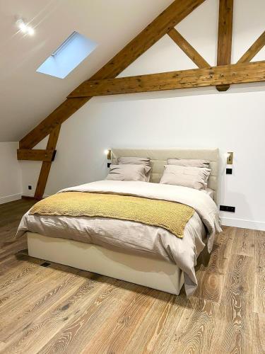 - une chambre avec un grand lit et du parquet dans l'établissement Villa Le Seize -Trouville-sur-mer, à Trouville-sur-Mer