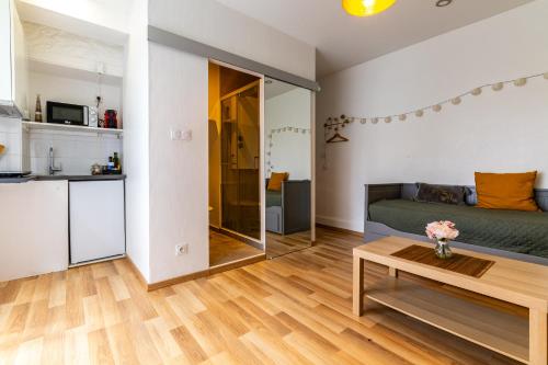 un salon avec un canapé et une table dans l'établissement Le STUDIO 2, à Dijon