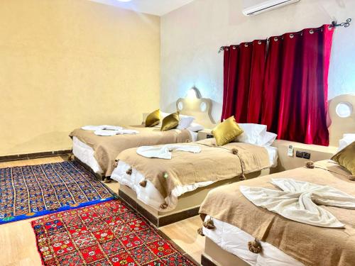 Postel nebo postele na pokoji v ubytování Hotel le Touareg