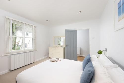 Postel nebo postele na pokoji v ubytování Salubrious Cottage, St Ives