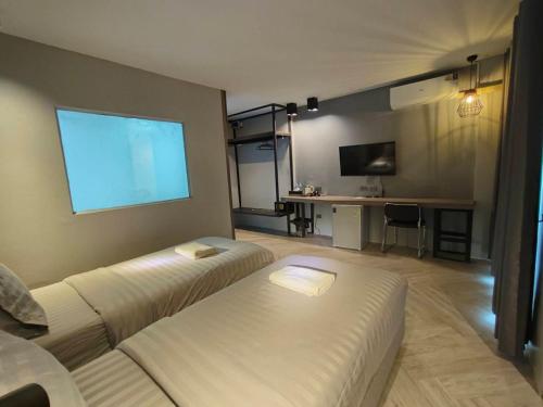 un salon avec un canapé et une télévision à écran plat dans l'établissement Doze Patong, à Patong Beach