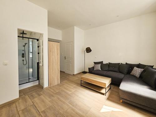 un salon avec un canapé et une table dans l'établissement Joli studio rénové en centre-ville proche tramway, à Nice
