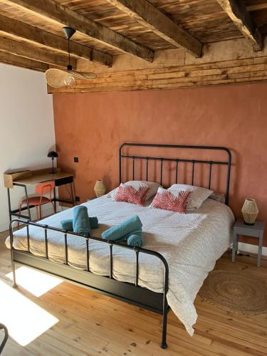 Ένα ή περισσότερα κρεβάτια σε δωμάτιο στο la ferme des treilles