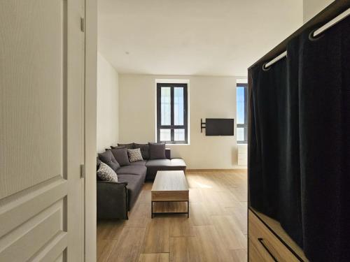 un salon avec un canapé et une table dans l'établissement Joli studio rénové en centre-ville proche tramway, à Nice