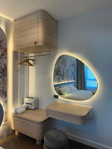 a bedroom with a bed with a round mirror at Nature retreat courtyard khaoyai เนเจอร์รีทรีท คอร์ดยาร์ดเขาใหญ่ in Mu Si