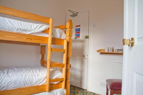 Una cama o camas en una habitación de Llandudno Hostel