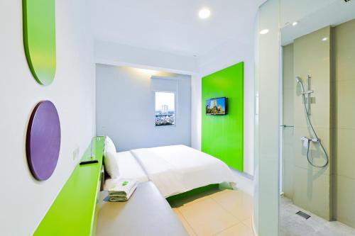 Koupelna v ubytování POP! Hotel Kelapa Gading