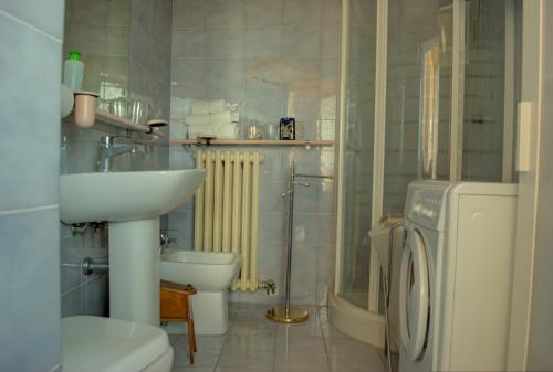 a bathroom with a sink and a toilet at Palazzo Poli centro storico con vista panoramica in Colle Val D'Elsa