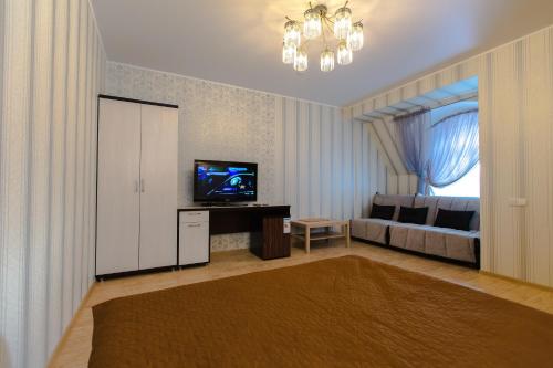 Televízia a/alebo spoločenská miestnosť v ubytovaní Hotel Hizhina