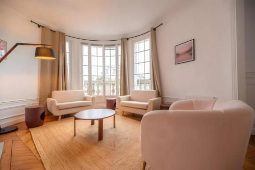 TBS 325 - Superb apartment with Eiffel Tower view