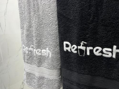 czarno-biały sweter z napisem „odśwież” w obiekcie Refresh Holidays w mieście Trou aux Biches
