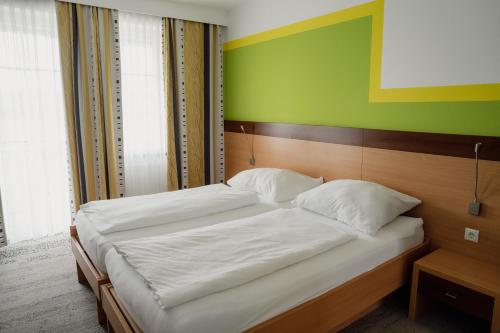 Una cama o camas en una habitación de Gasthof Fruhstorfer