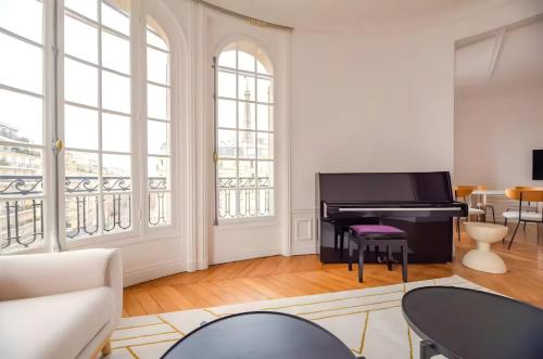 - un salon avec un piano et une table dans l'établissement TBS 324 - Superb apartment with Eiffel Tower view, à Paris