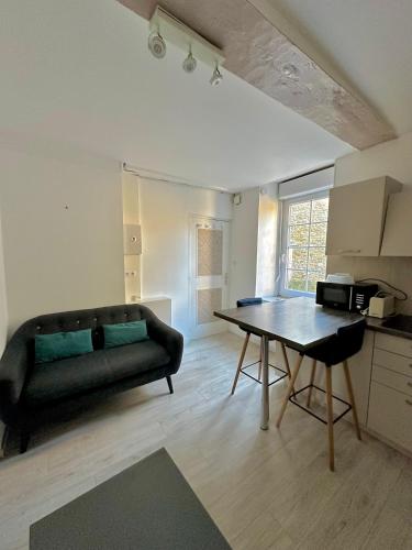 un salon avec un canapé et une table dans l'établissement T2 proche plage et commerces, à Saint-Malo