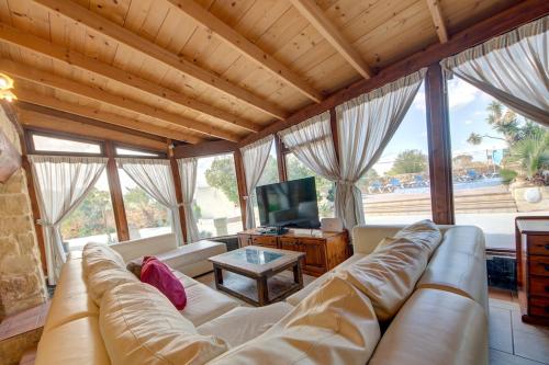 TV a/nebo společenská místnost v ubytování Ta Karag Villa - Countryside Escape - Pool & Tennis