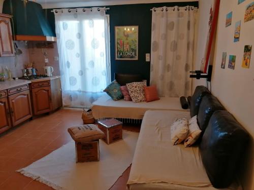 un salon avec un canapé et une table dans l'établissement Aux Papyrus, à La Londe-les-Maures