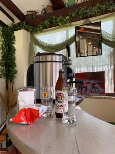 a counter with glasses and a bottle of beer on it at La Cà di Gatt in Monteleone