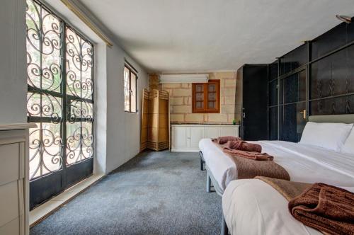 Postel nebo postele na pokoji v ubytování Ta Karag Villa - Countryside Escape - Pool & Tennis
