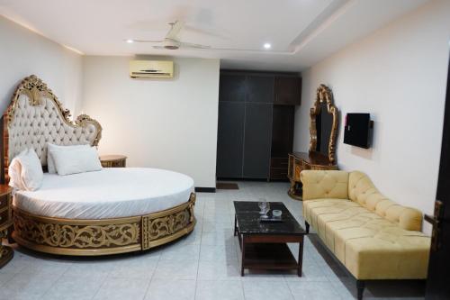 Una cama o camas en una habitación de Executive Residency