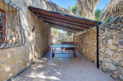 Patio nebo venkovní prostory v ubytování Ta Karag Villa - Countryside Escape - Pool & Tennis