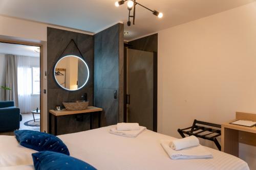 une chambre avec deux lits et un miroir dans l'établissement Superbe Appartement - Centre Mandelieu, à Mandelieu-la-Napoule