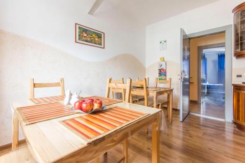 a dining room with a table with apples on it at Bed & Breakfast Al Nettuno in Trento