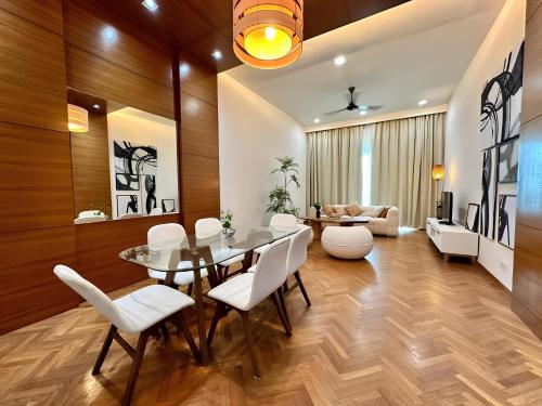 Χώρος καθιστικού στο Straits Quay Seafront Suite l Panoramic Seaview