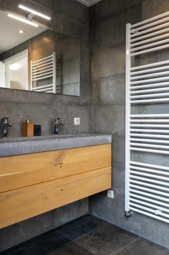 a bathroom with a sink and a mirror at Instuif in Buren