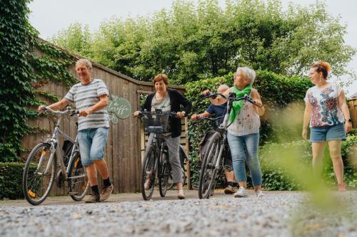a group of people standing with their bikes at B&B De Floreffe in Overpelt