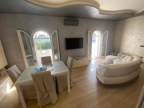 een woonkamer met een bank en een tafel bij Villa al mare in San Felice Circeo
