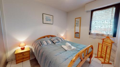 - une chambre avec un lit avec deux oreillers et une fenêtre dans l'établissement Le Corsaire Face Mer, à Saint-Gilles-Croix-de-Vie