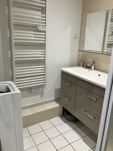 une salle de bain blanche avec un lavabo et une douche dans l'établissement A 150 m de la mer - T3 tout confort - 4 pers - Roussillon - 2, à Sainte-Marie-la-Mer