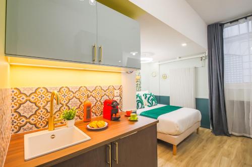 une chambre d'hôtel avec un lit et un lavabo dans l'établissement WS Opéra - Milan, à Paris