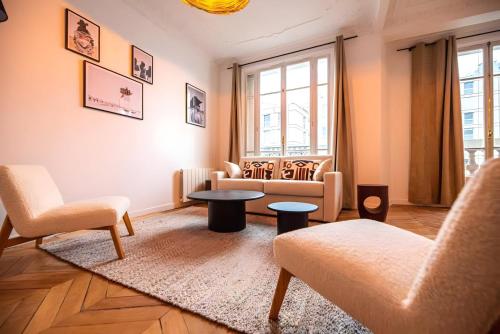 un salon avec un canapé, des chaises et une table dans l'établissement TBS 326 - Superb apartment with Eiffel Tower view, à Paris